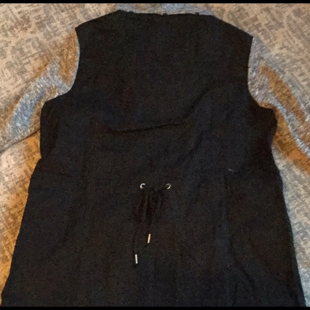 🆕 Black utility jacket with contrasting sleeves.