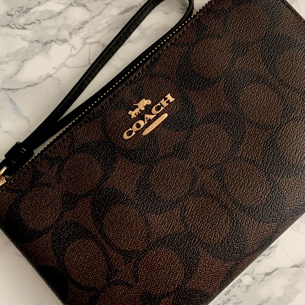🆕 Large Coach Wristlet